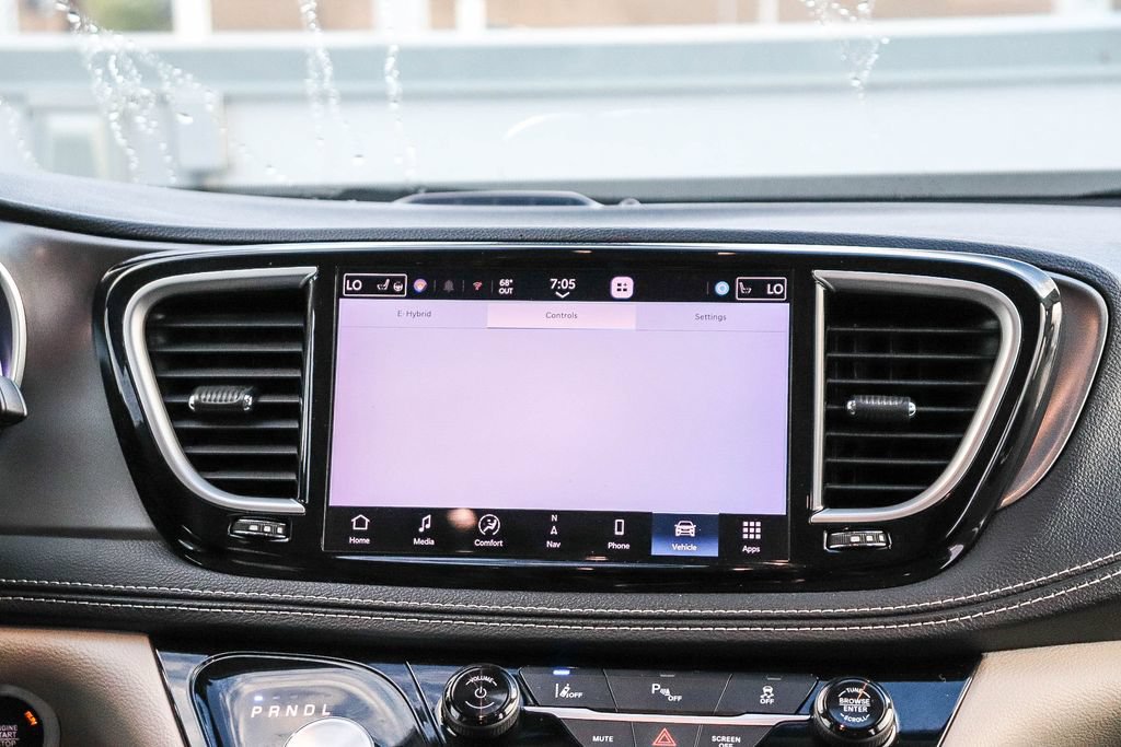 Used 2024 Chrysler Pacifica Limited FWD image 16