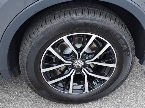 Used 2021 Volkswagen Tiguan SE image 31