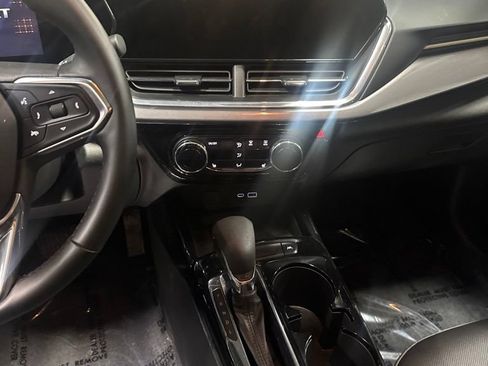 Used 2024 Chevrolet Trax ACTIV w/ Sunroof Package FWD image 9