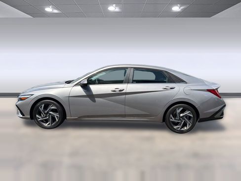 Used 2025 Hyundai Elantra SEL FWD image 2