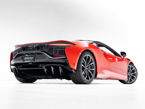 Used 2024 McLaren Artura RWD image 4