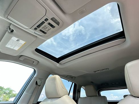 Used 2022 Toyota Highlander XLE FWD image 11