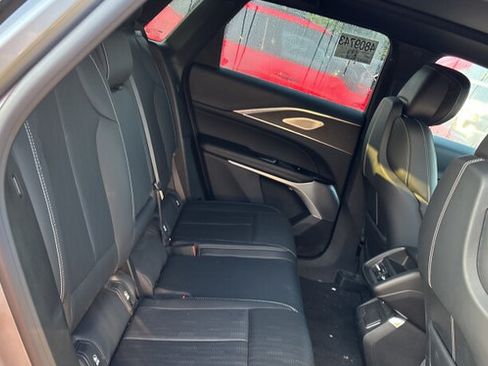 Used 2024 Cadillac Lyriq Luxury AWD/4WD image 8