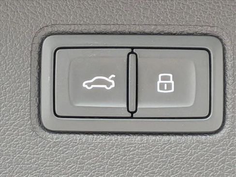 Used 2023 Bentley Bentayga Extended Wheelbase image 18