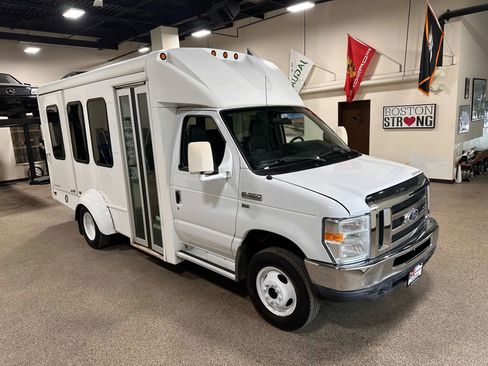 Used 2015 Ford E-350 and Econoline 350 Super Duty image 14