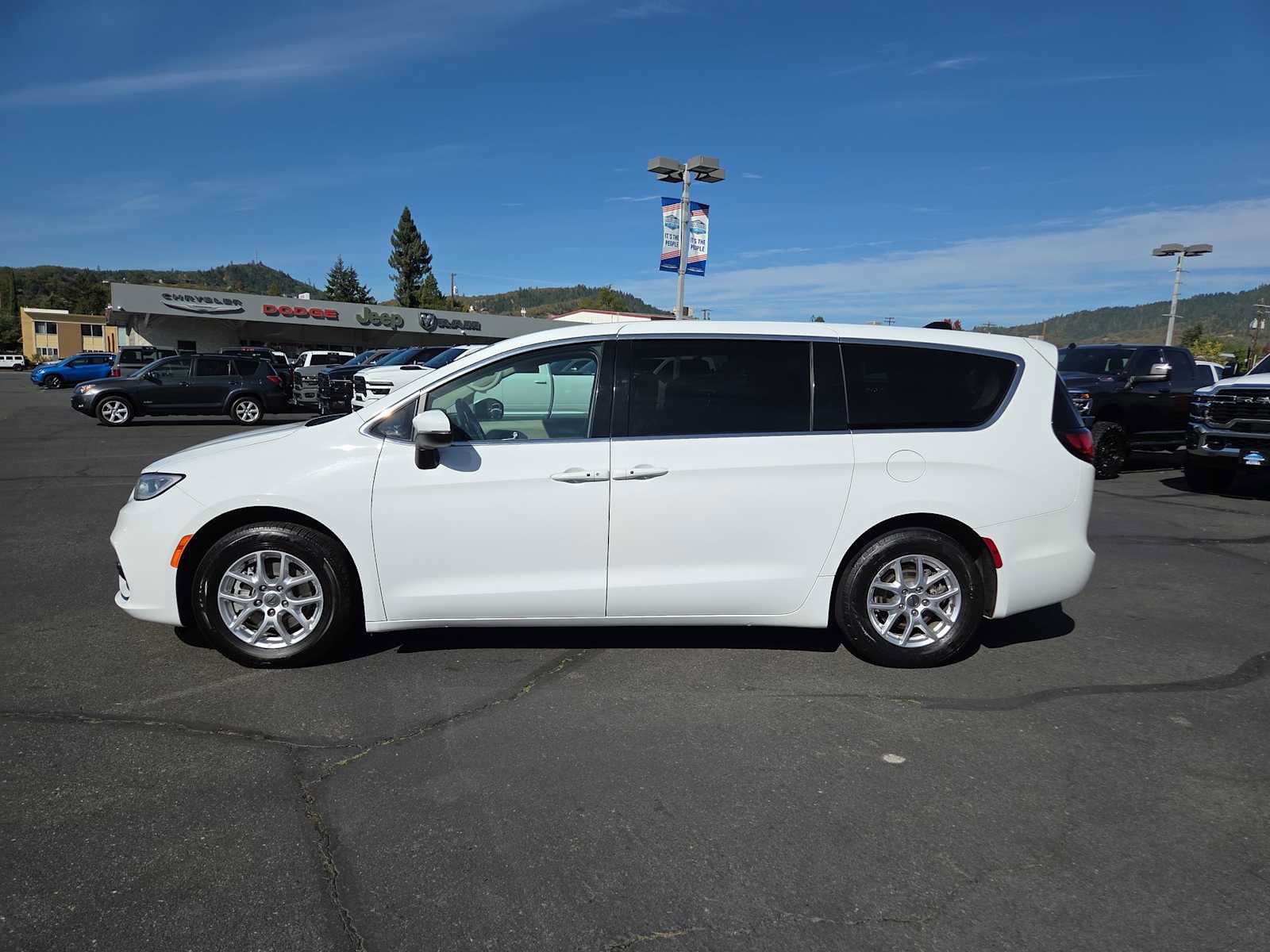 Used 2023 Chrysler Pacifica Touring-L FWD image 11