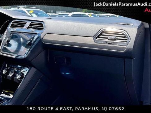 Used 2018 Volkswagen Tiguan SEL AWD/4WD image 14