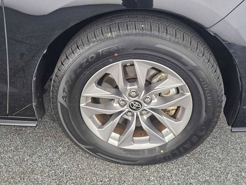 Used 2024 Toyota Sienna LE image 9