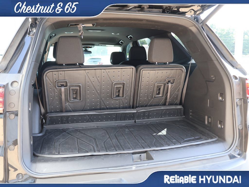 Used 2023 Chevrolet Traverse LT FWD image 17