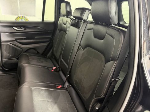 Used 2025 Jeep Grand Cherokee Altitude AWD/4WD image 16