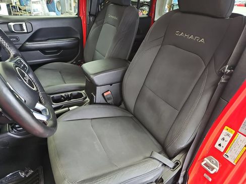 Used 2018 Jeep Wrangler Unlimited Sahara AWD/4WD image 14