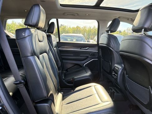 Used 2023 Jeep Grand Cherokee L Limited w/ Black Appearance Package image 18