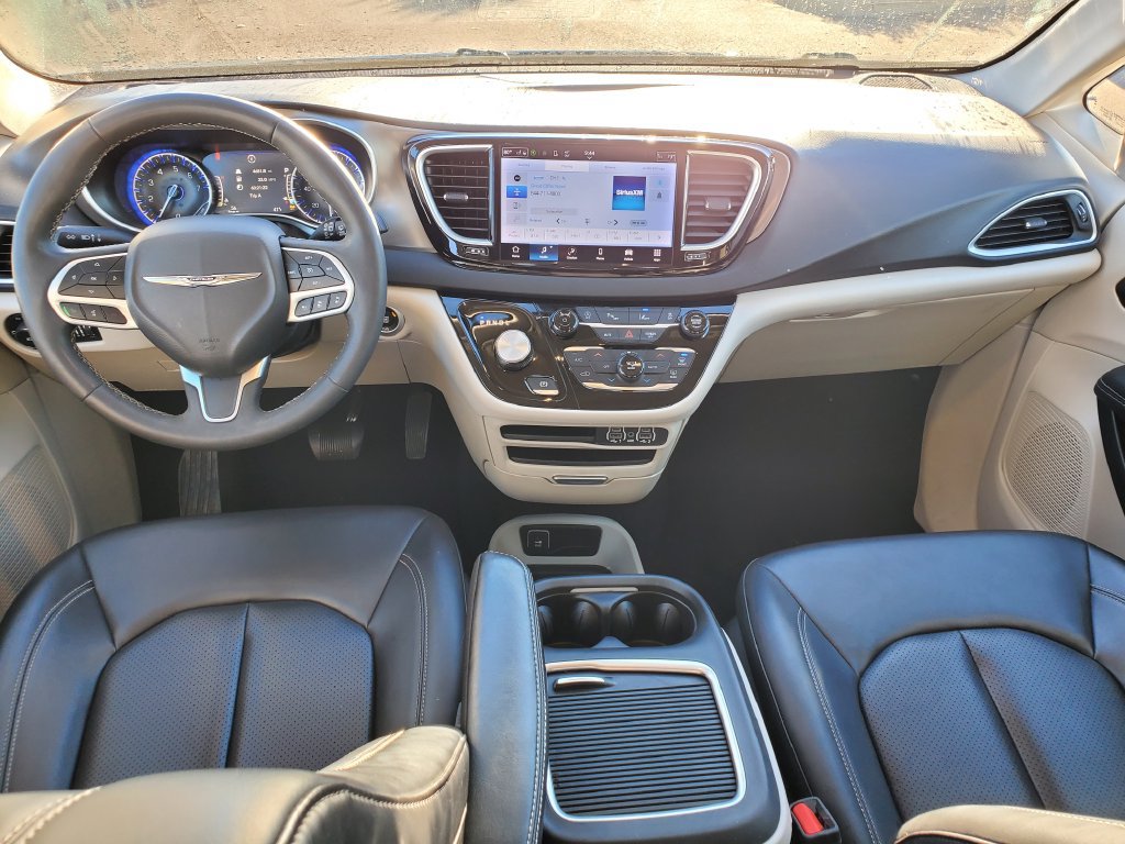 Used 2023 Chrysler Pacifica Touring-L FWD image 15