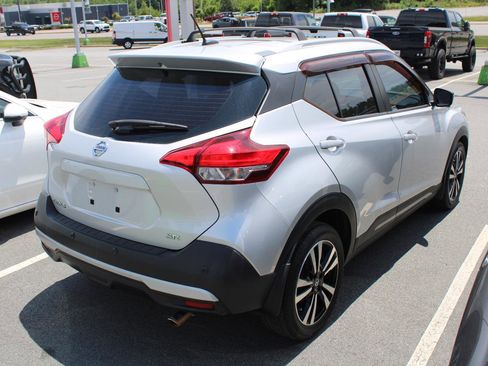 Used 2020 Nissan Kicks SR w/ SR Premium Package FWD image 4