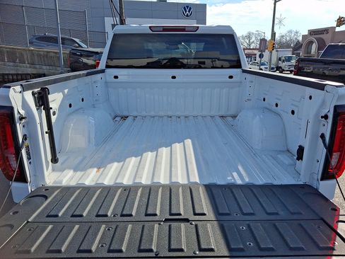 Certified 2025 GMC Sierra 1500 SLT image 30