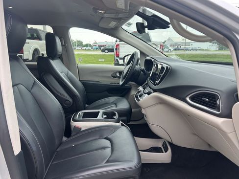 Used 2024 Chrysler Pacifica Touring-L FWD image 21