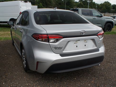 Used 2023 Toyota Corolla LE w/ Carpet Mat Package (TMS) FWD image 6