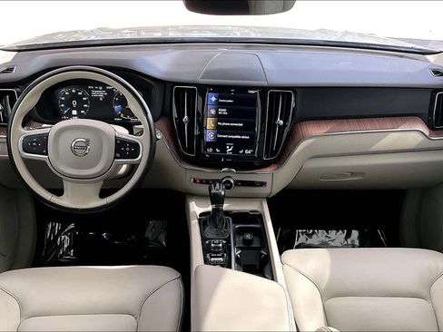 Used 2021 Volvo XC60 T6 Momentum image 16