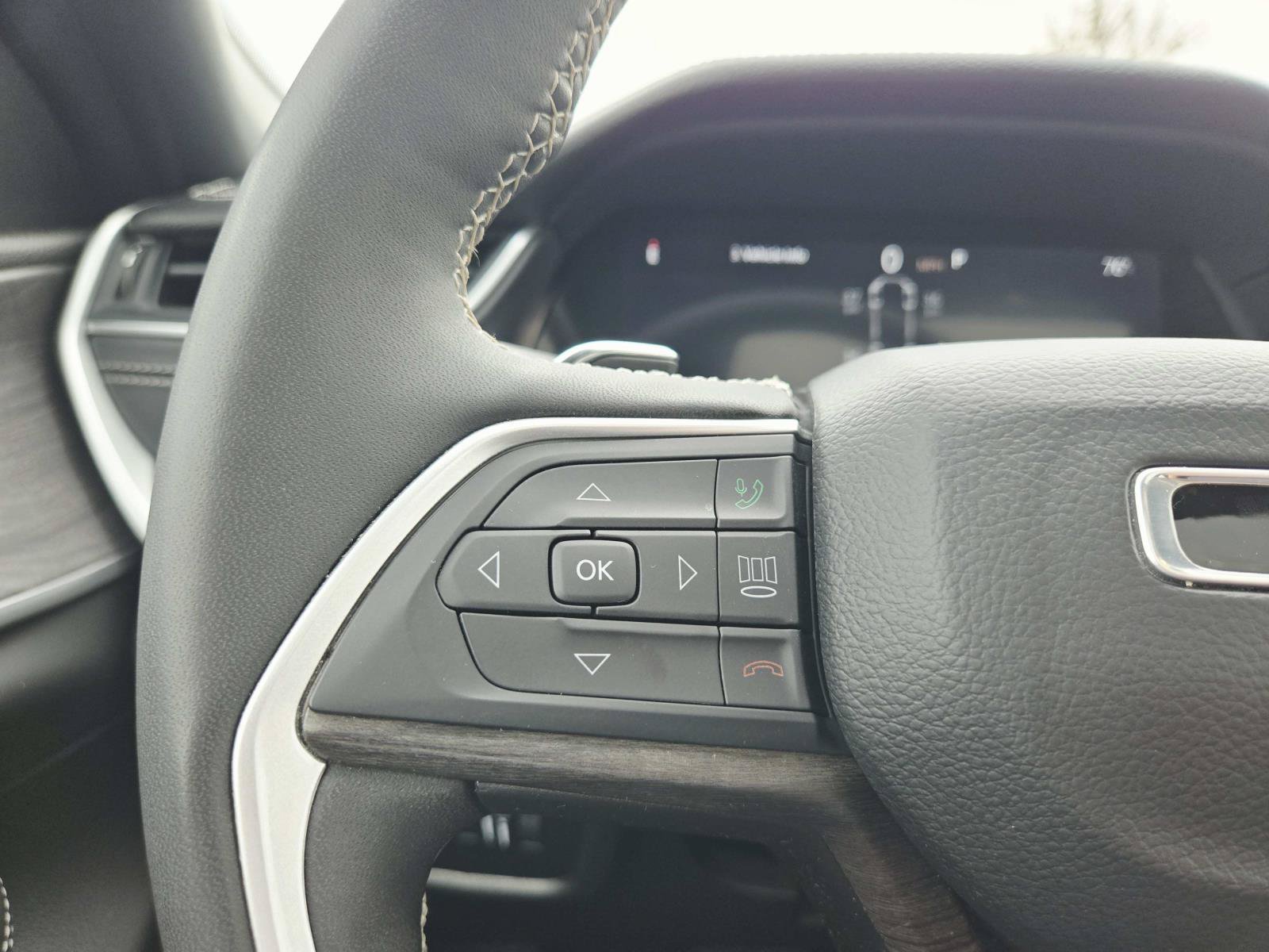 Used 2024 Jeep Grand Cherokee L Limited AWD/4WD image 24