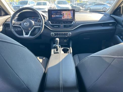 Used 2023 Nissan Altima 2.5 SV w/ SV Premium Package AWD/4WD image 12