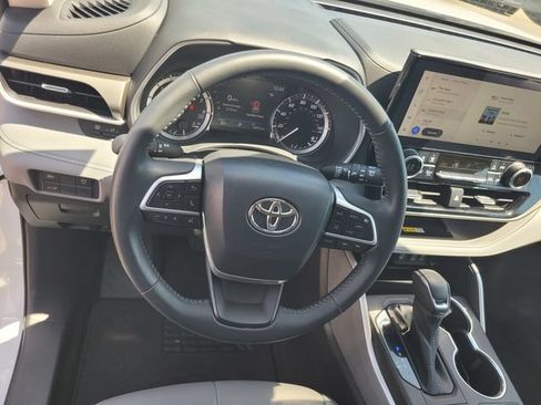 Used 2023 Toyota Highlander XLE AWD/4WD image 30