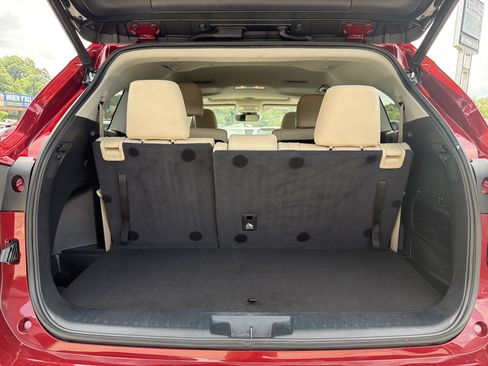 Used 2022 Toyota Highlander XLE FWD image 19