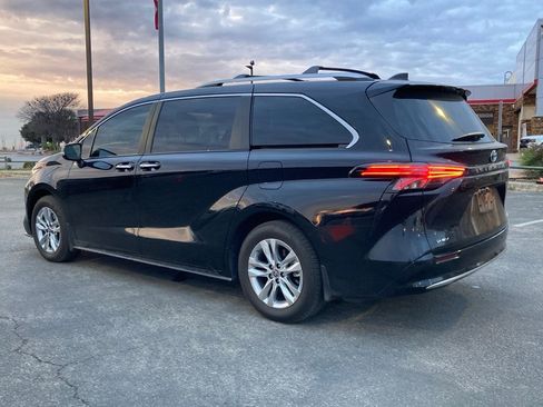 Used 2025 Toyota Sienna Limited image 7
