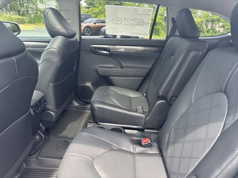 New 2026 Toyota Highlander Platinum AWD/4WD image 24