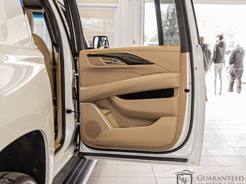 Used 2019 Cadillac Escalade ESV Platinum image 42