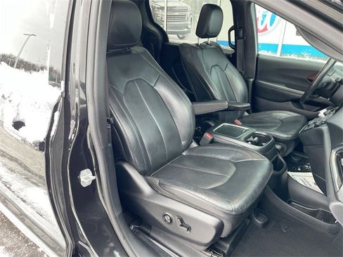 Used 2019 Chrysler Pacifica Touring-L image 27