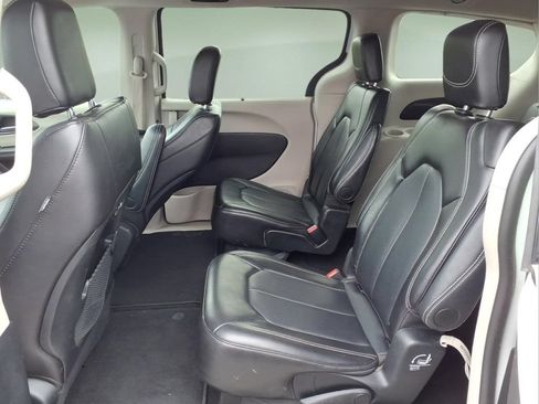 Used 2024 Chrysler Pacifica Touring-L FWD image 5