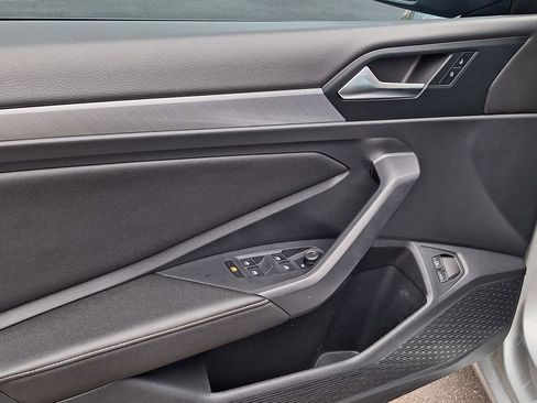 Used 2022 Volkswagen Jetta SE image 9