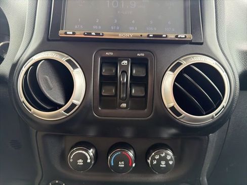 Used 2018 Jeep Wrangler Unlimited Sahara image 23