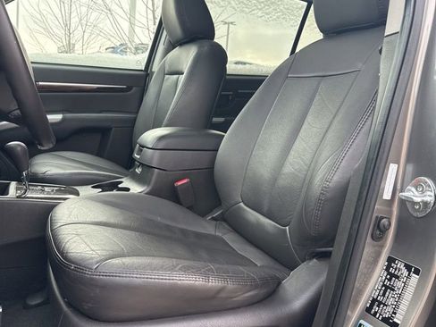 Used 2011 Hyundai Santa Fe Limited image 3