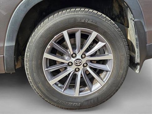 Used 2017 Toyota Highlander XLE image 17