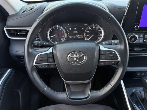 Used 2024 Toyota Highlander LE image 12
