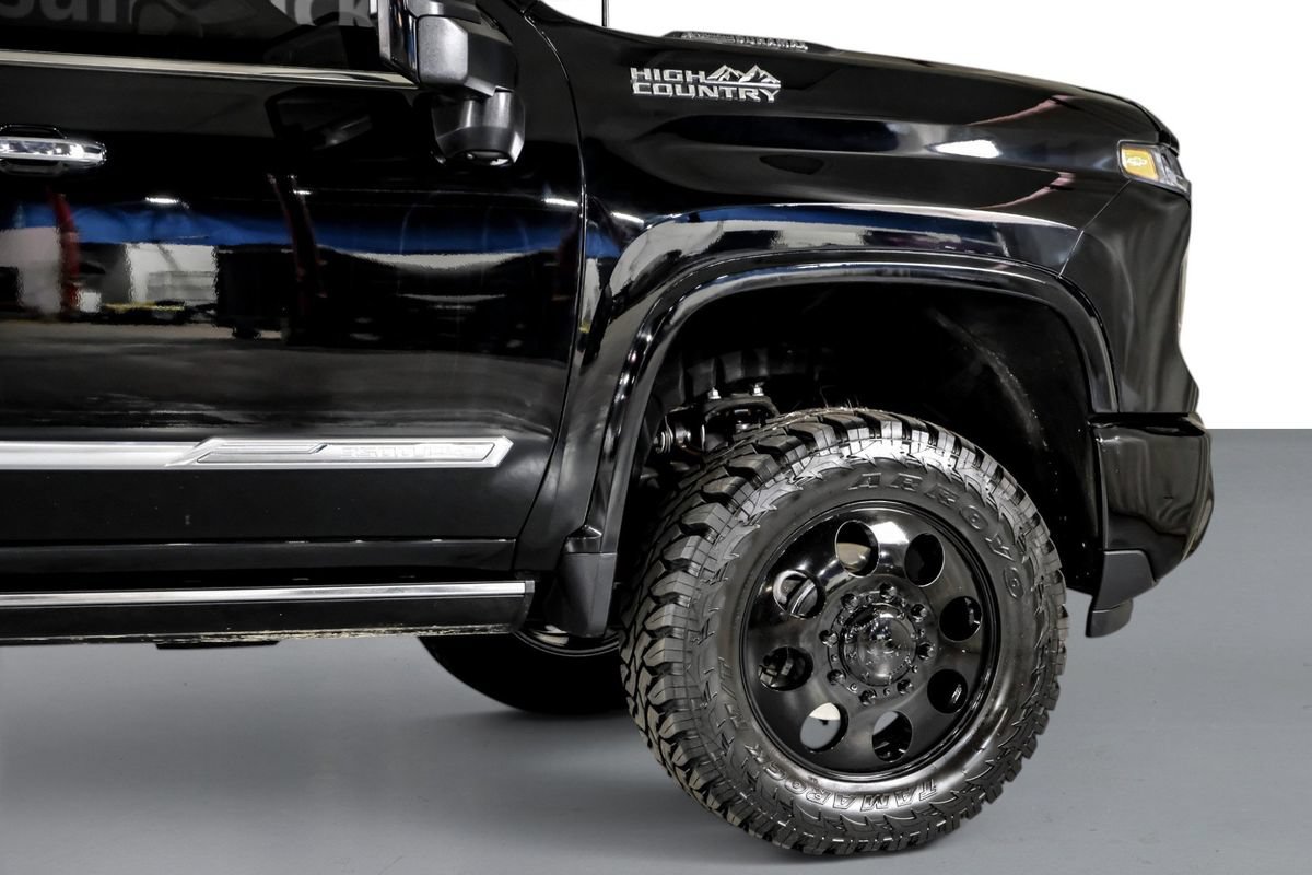 Used 2025 Chevrolet Silverado 3500 High Country w/ High Country Premium Package AWD/4WD image 8