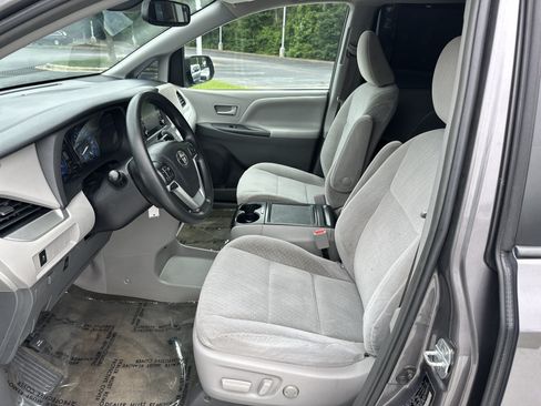 Used 2018 Toyota Sienna LE FWD image 16