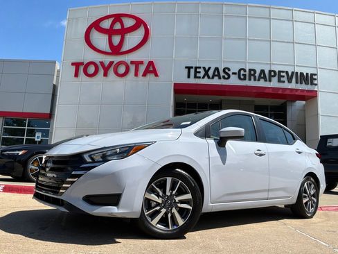 Used 2025 Nissan Versa SV FWD image 2