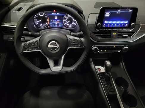 Used 2025 Nissan Altima 2.5 SV FWD image 22