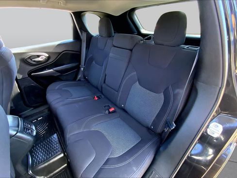 Used 2019 Jeep Cherokee Latitude w/ Popular Appearance Group FWD image 21