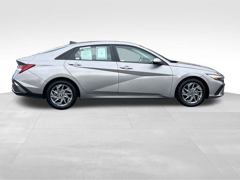 Used 2024 Hyundai Elantra SEL image 3