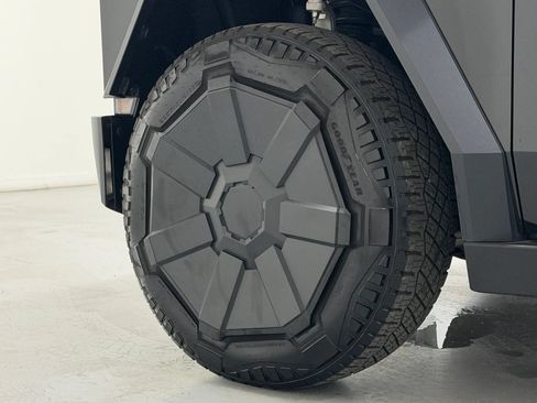 Used 2025 Tesla Cybertruck 2WD Crew Cab image 90
