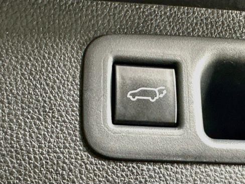 Used 2021 Toyota Highlander XLE FWD image 32