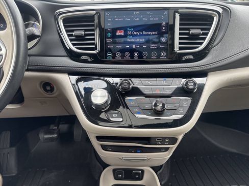 Used 2020 Chrysler Pacifica Limited w/ Advanced Safetytec Group FWD image 12