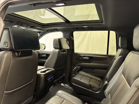 Certified 2025 Chevrolet Suburban High Country AWD/4WD image 14