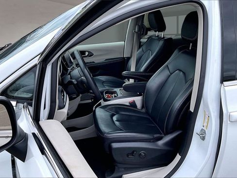 Used 2023 Chrysler Pacifica Touring-L FWD image 26