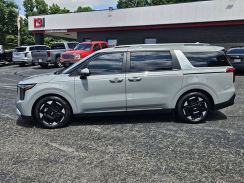 Used 2025 Kia Carnival EX FWD image 3