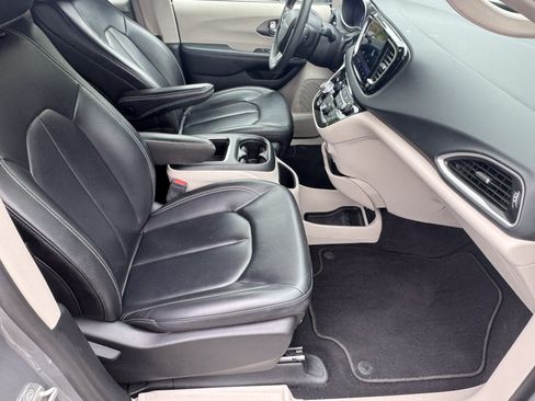 Used 2023 Chrysler Pacifica Touring-L FWD image 15