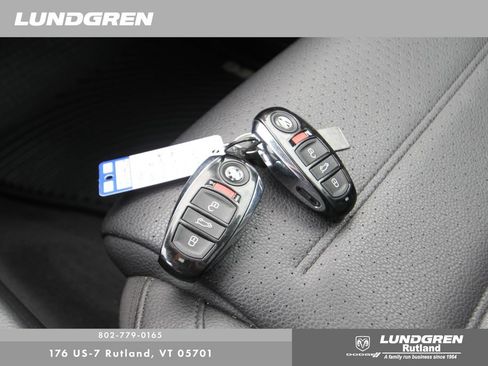 Used 2013 Volkswagen Touareg Sport AWD/4WD image 31